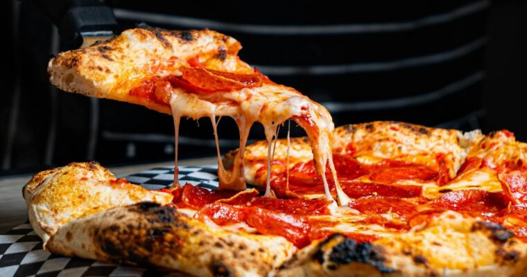 Reteta pizza ca la restaurant – Aluat pufos sau blat subtire, simplu de facut acasa